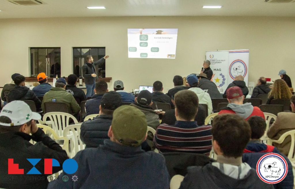 Pedro Rocha de Abreu filho durante palestra no Paraguai